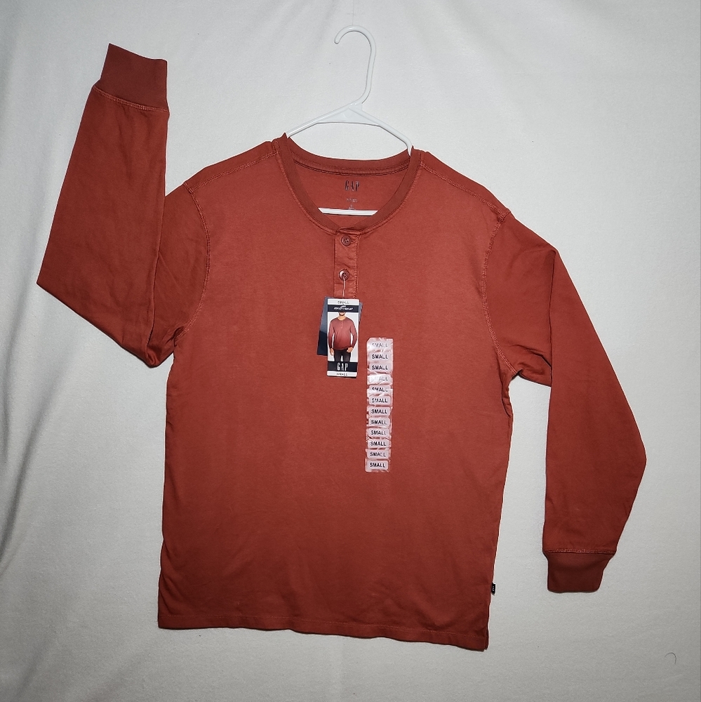 Gap Men's 100% Cotton Long Sleeve Jersey Henley T-Shirt. Color Chili Oil Size S